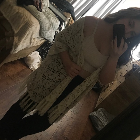 Adorable Crocheted Shortsleeved Cardigan - Picture 4 of 5